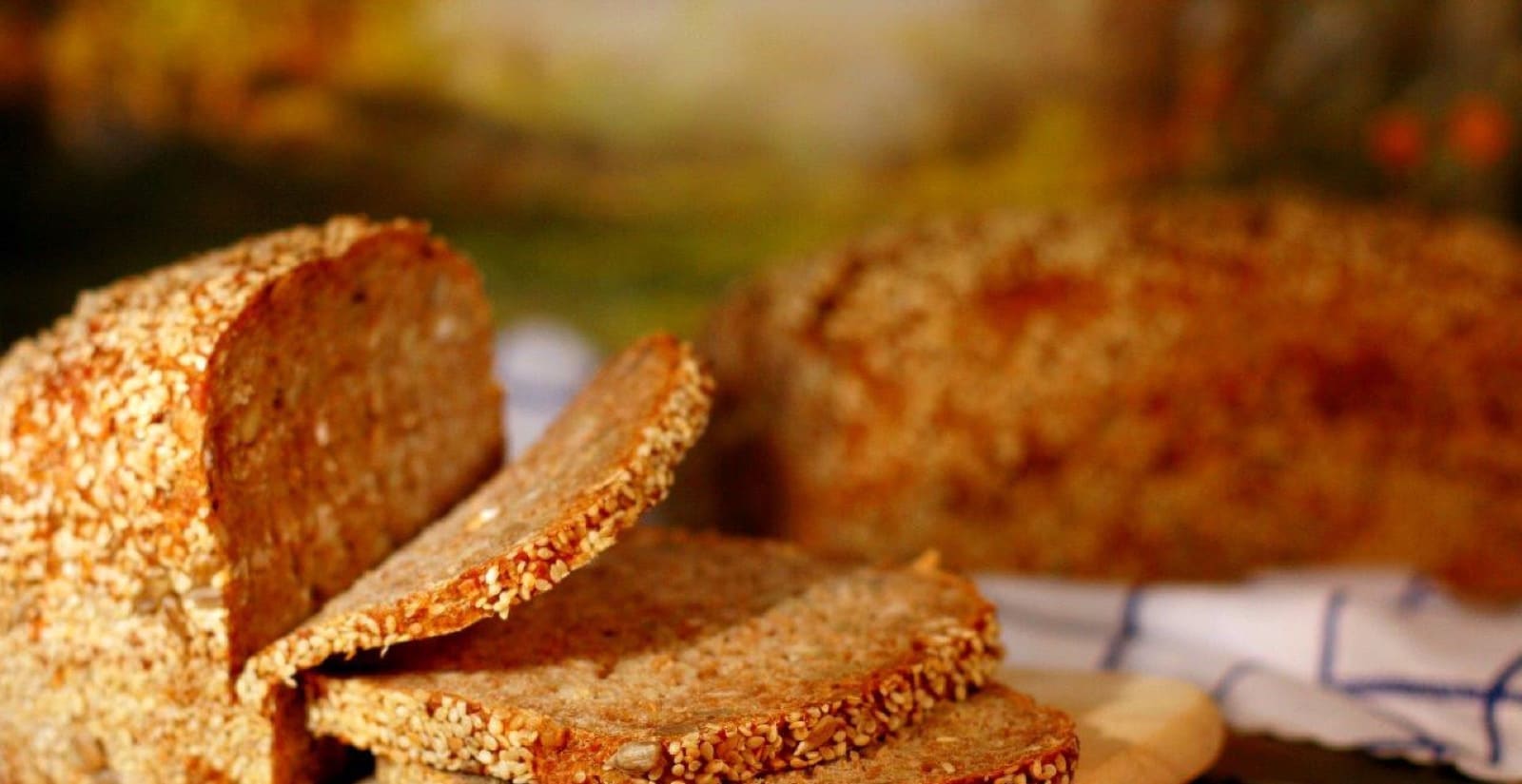 Angeschnittenes Brot mit Saaten auf einem Leinentuch